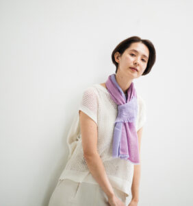 neckable long シルクコットンフレアスヌード　ラベンダーカラー　着用画像