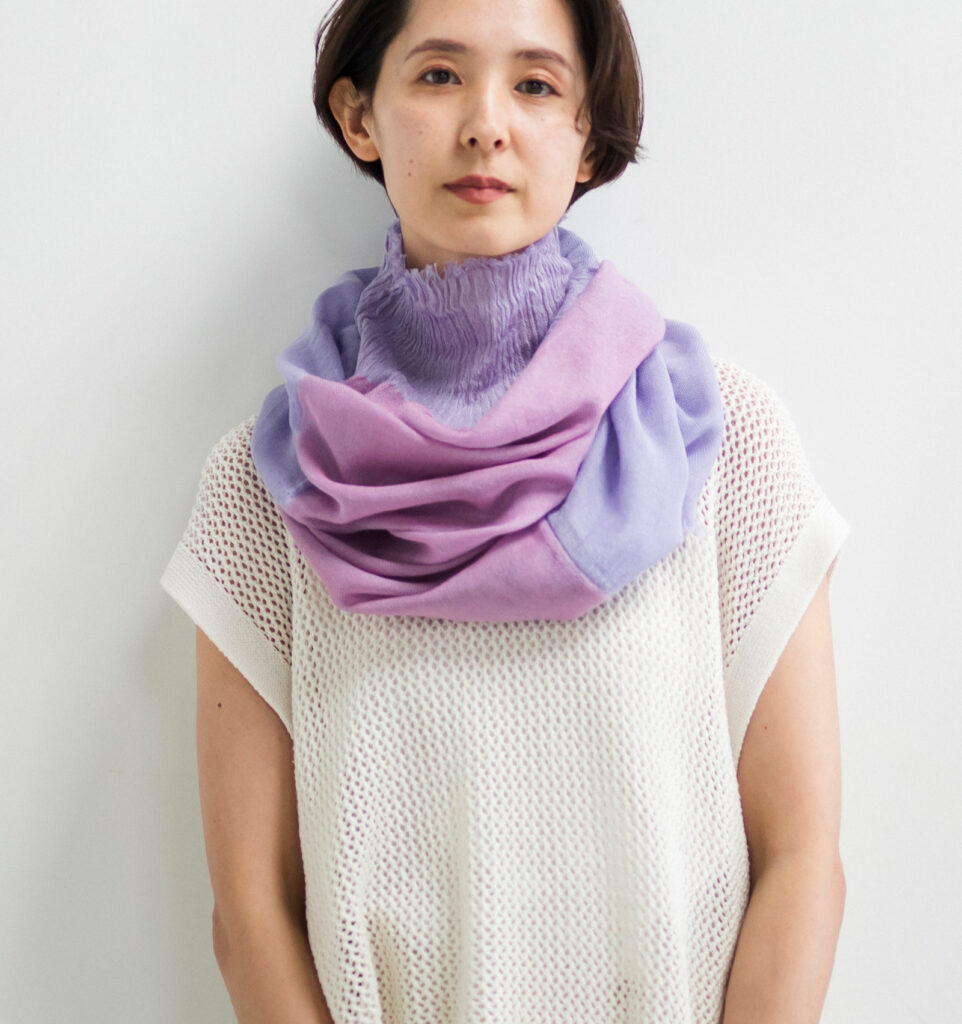neckable long シルクコットンフレアスヌード　ラベンダーカラー　着用画像
