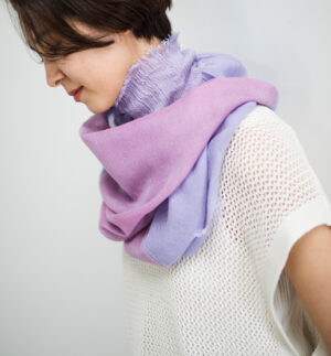 neckable long シルクコットンフレアスヌード　ラベンダーカラー　着用画像