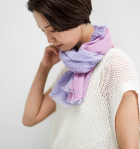neckable long シルクコットンフレアスヌード　ラベンダーカラー　着用画像