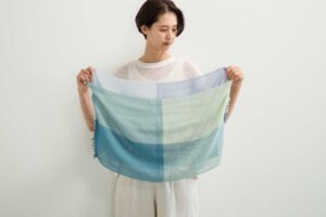 シルクコットン　ライトスヌード　ターコイズブルーカラー　商品着用画像
