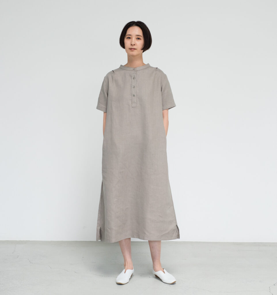 ワンピース　LOOSY：ONE　ベージュ　女性着用画像