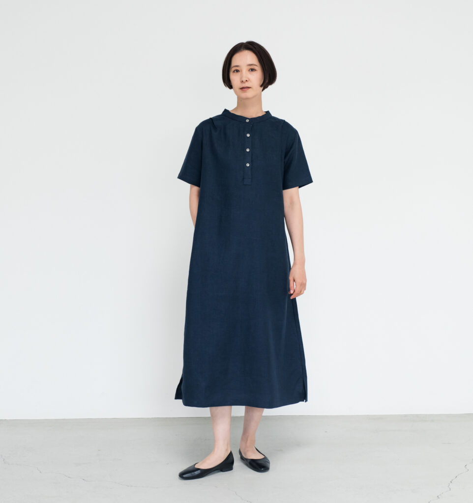 ワンピース　LOOSY：ONE　ネイビー　女性着用画像　正面全身