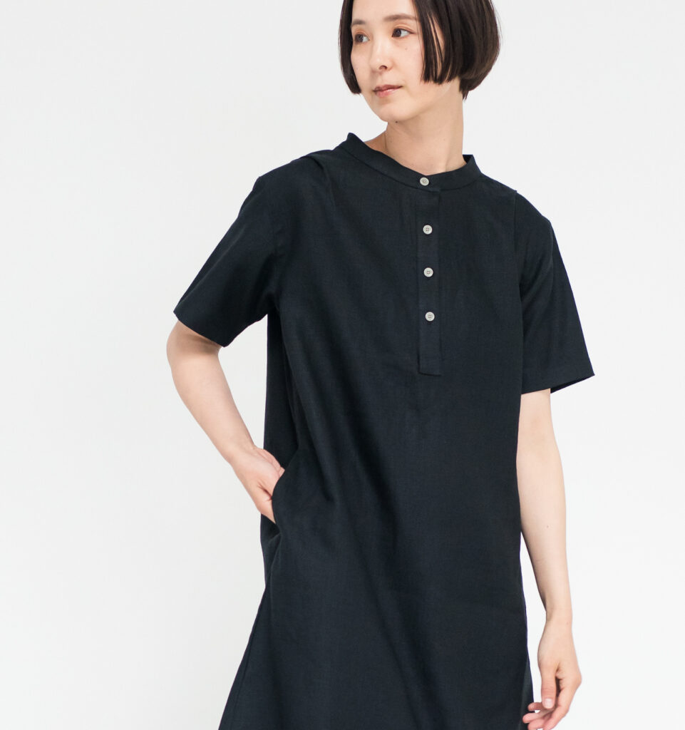 ワンピース LOOSY:ONE ブラック ポケットに手を入れた女性 着用画像 前面