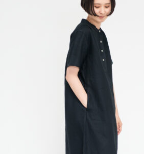 ワンピース LOOSY:ONE ブラック ポケットに手を入れた女性 着用画像 横向き