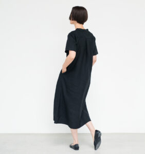 ワンピース LOOSY:ONE ブラック ポケットに手を入れた女性 着用画像 背面