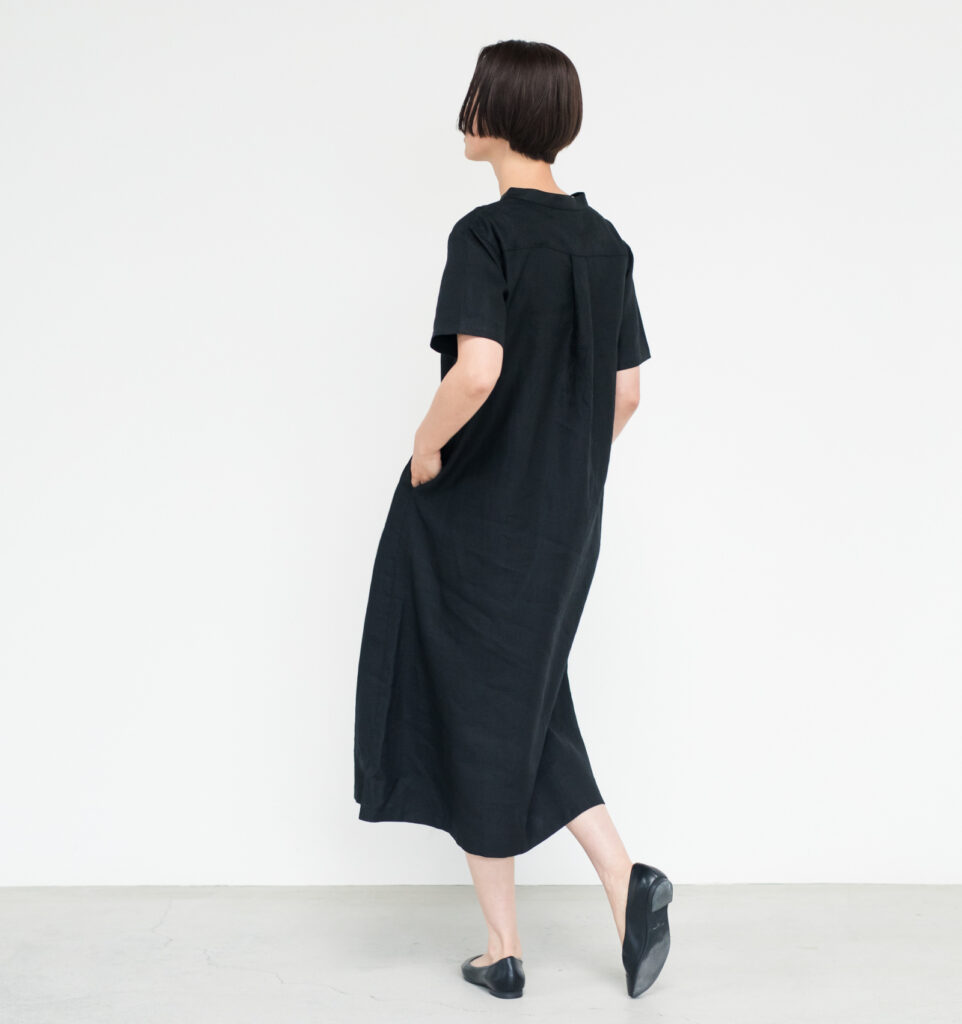 ワンピース LOOSY:ONE ブラック ポケットに手を入れた女性 着用画像 背面