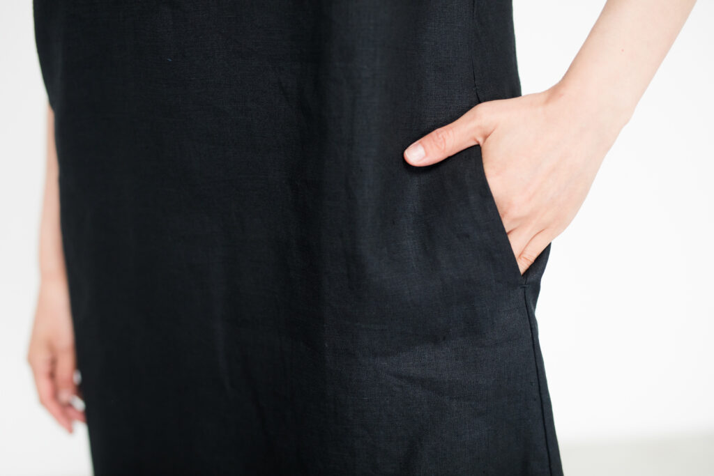 ワンピース LOOSY:ONE ブラック 女性着用画像 ポケット部分