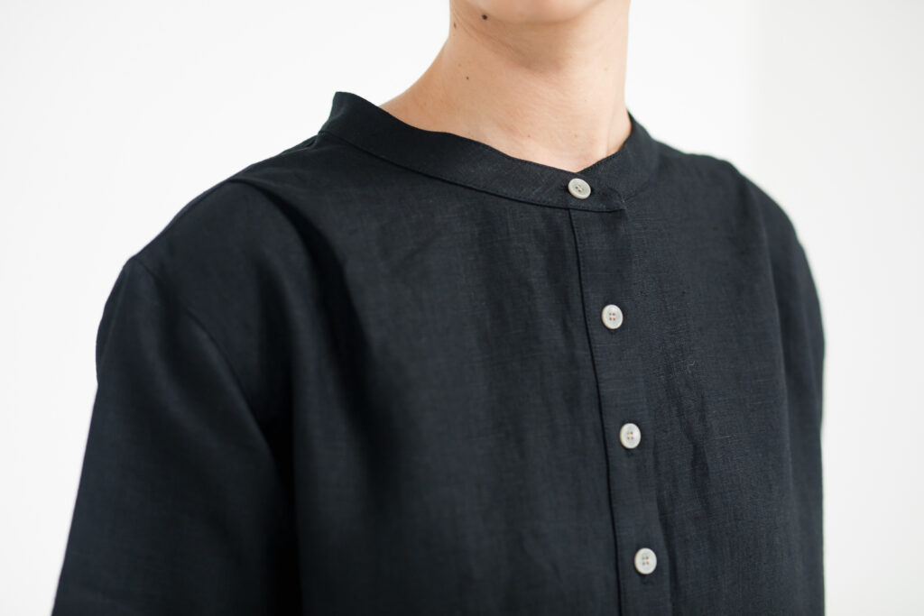 ワンピース LOOSY:ONE ブラック 女性着用画像 前面 ボタン部分