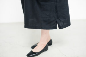 ワンピース LOOSY:ONE ブラック 女性着用画像 裾 スリット部分