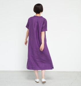 ワンピース LOOSY:ONE パープル 女性着用画像 背面全身画像