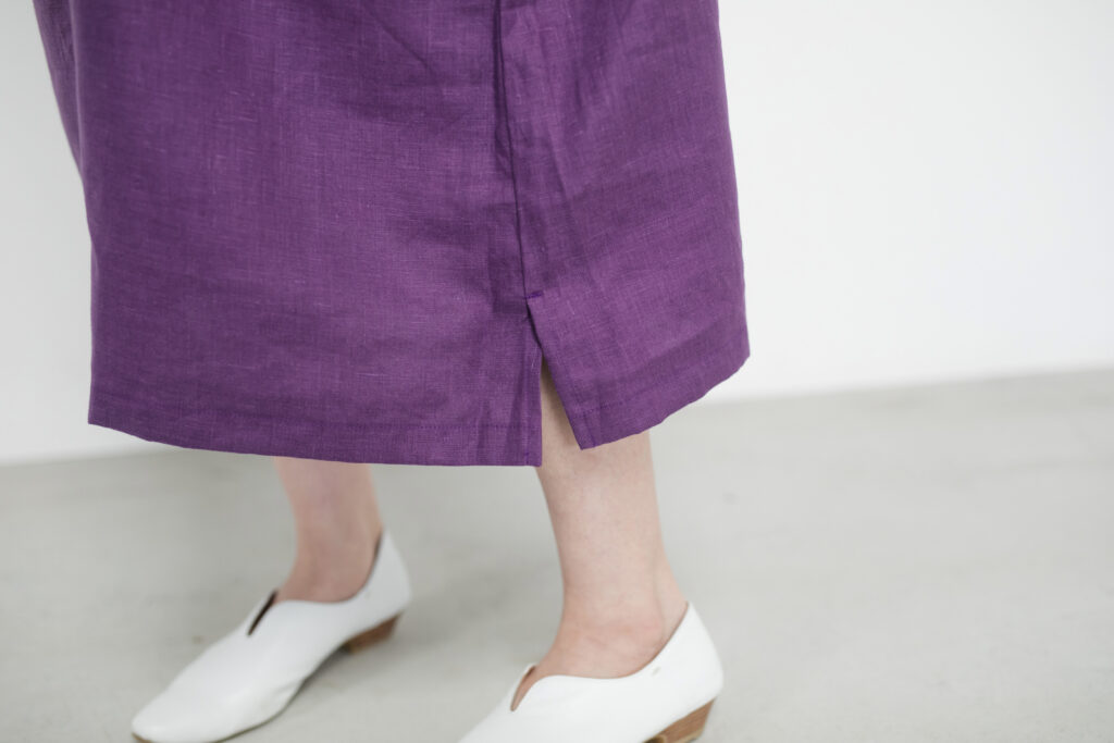 ワンピース LOOSY:ONE パープル 女性着用画像 裾と足元部分