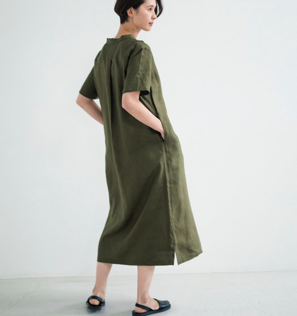 ワンピース LOOSY:ONE オリーブ 女性着用画像 振り返り全身アップ