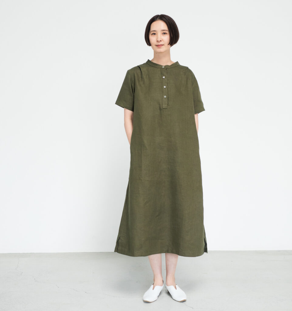 ワンピース LOOSY:ONE オリーブ 女性着用画像 前面全身