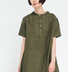 ワンピース LOOSY:ONE オリーブ 女性着用画像 顔半分から上半身