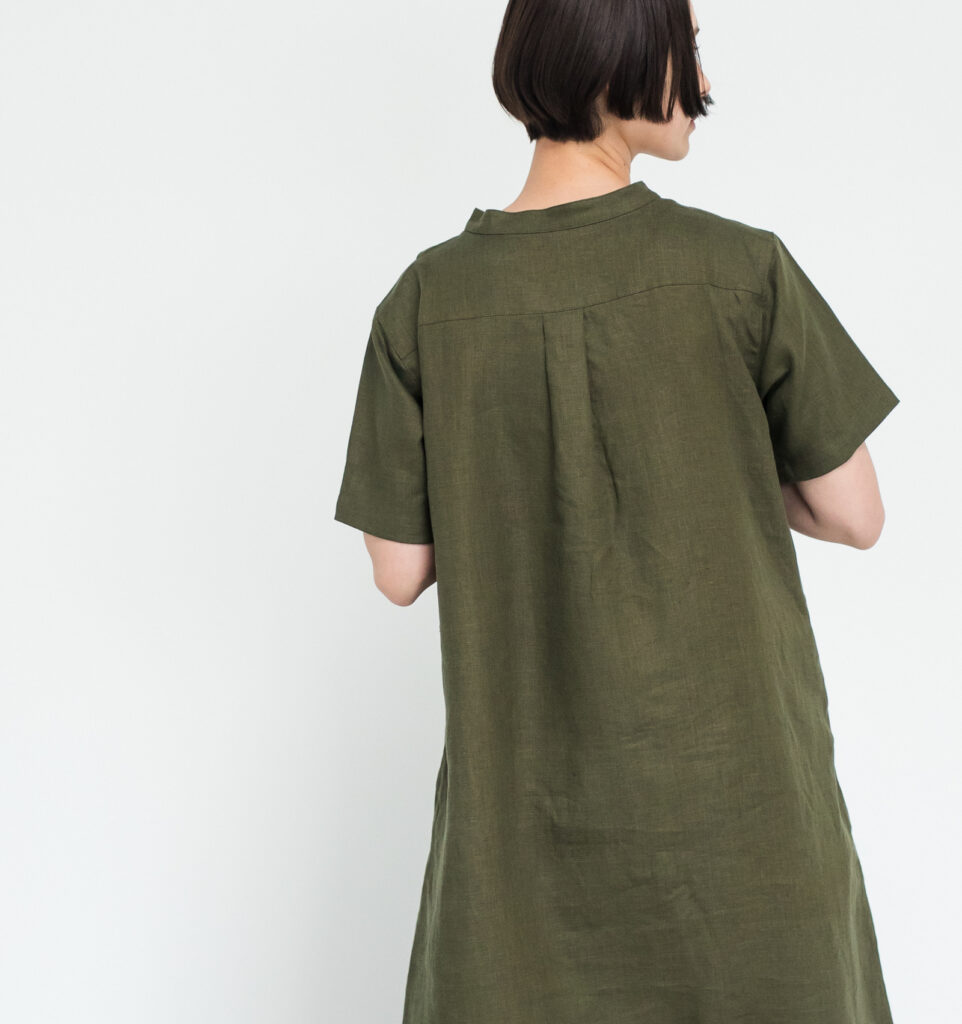 ワンピース LOOSY:ONE オリーブ 女性着用画像 背面