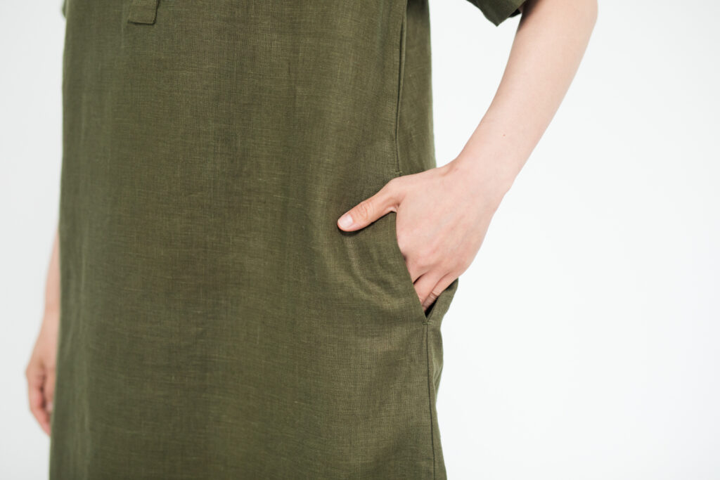 ワンピース LOOSY:ONE オリーブ 女性着用画像 ポケット部分アップ