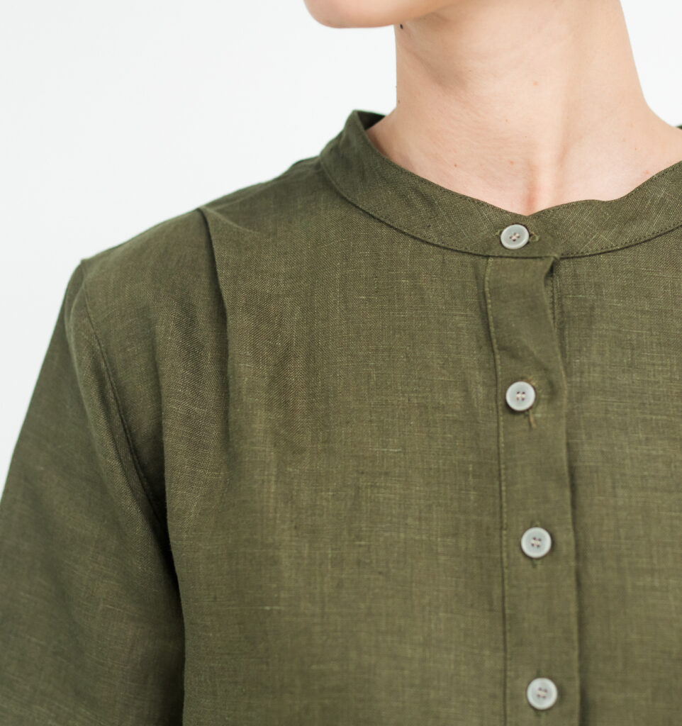 ワンピース LOOSY:ONE オリーブ 首元 肩アップ 女性着用画像