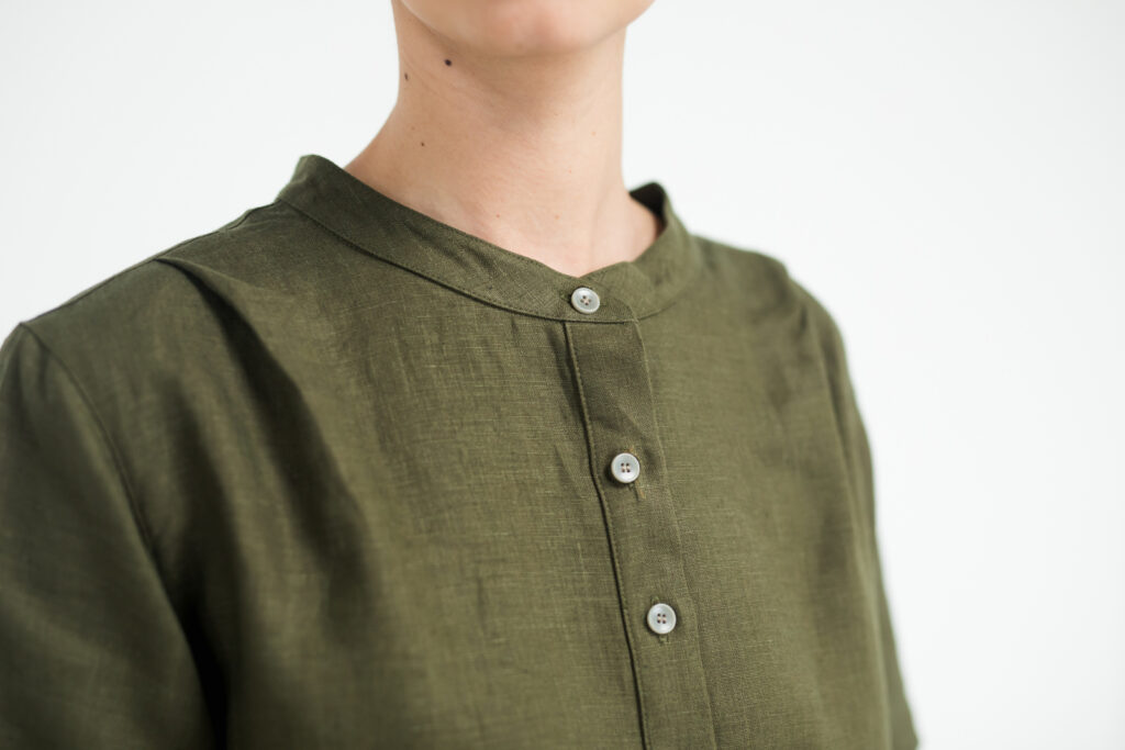ワンピース LOOSY:ONE オリーブ 首元アップ 女性着用画像