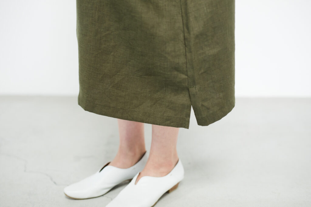 ワンピース LOOSY:ONE オリーブ 裾アップ 女性着用画像
