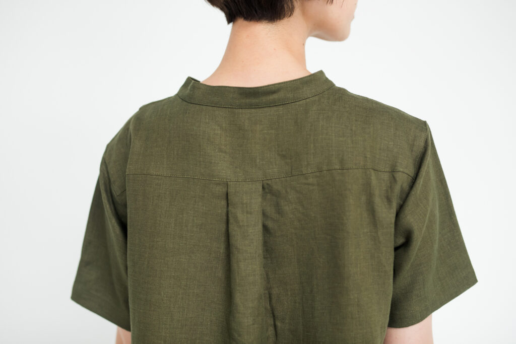 ワンピース LOOSY:ONE オリーブ 背面 上半身 女性着用画像