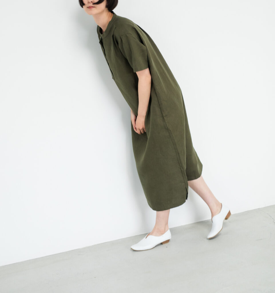 ワンピース LOOSY:ONE オリーブ 壁際 女性 着用画像