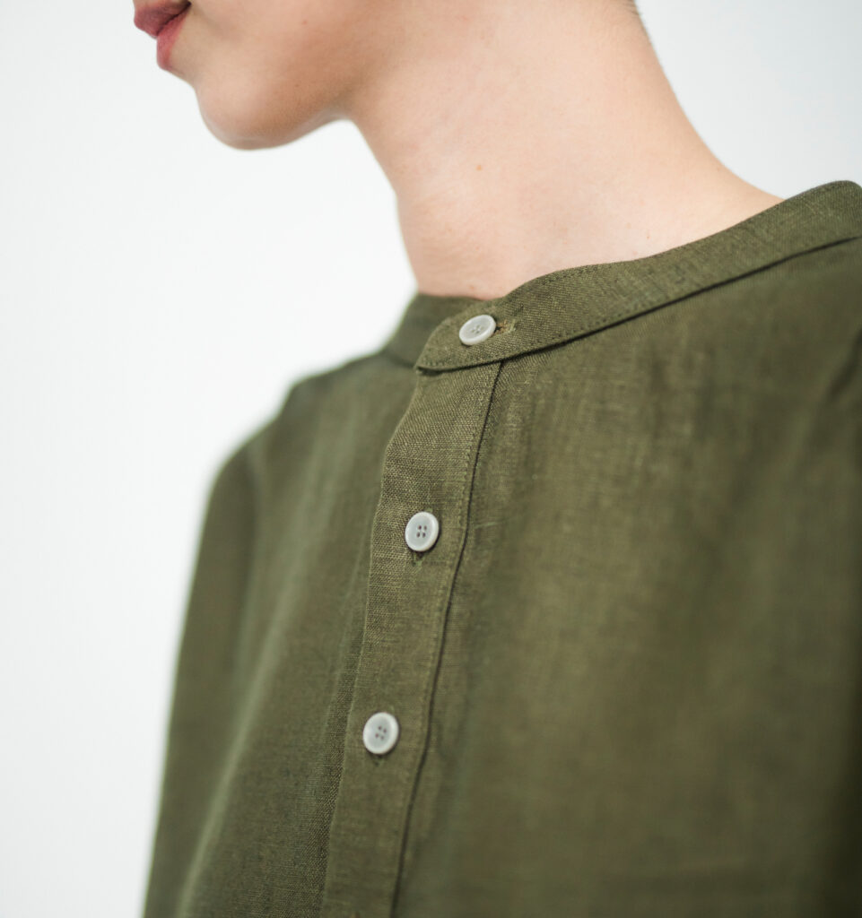 ワンピース LOOSY:ONE オリーブ 女性着用画像 首元アップ