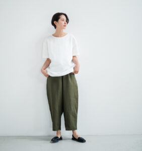 LOOSY:T2 リネン100%Tシャツ オフホワイト 着用画像