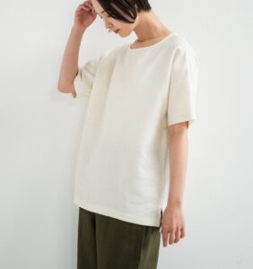 LOOSY:T2 リネン100%Tシャツ エクリュホワイト 着用画像