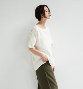 LOOSY:T2 リネン100%Tシャツ エクリュホワイト 着用画像