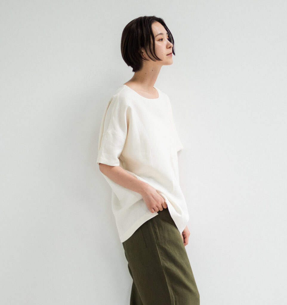 LOOSY:T2 リネン100%Tシャツ エクリュホワイト 着用画像