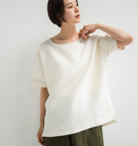 LOOSY:T2 リネン100%Tシャツ エクリュホワイト 着用画像