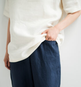 LOOSY:T2 リネン100%Tシャツ エクリュホワイト 着用画像