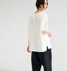 LOOSY:T2 リネン100%Tシャツ エクリュホワイト 着用画像