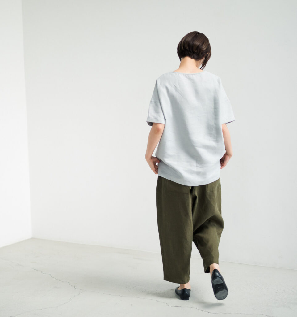 LOOSY:T2 リネン100％Tシャツ　ライトグレー　着用画像
