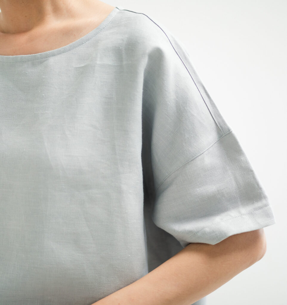 LOOSY:T2 リネン100％Tシャツ　ライトグレー　着用画像