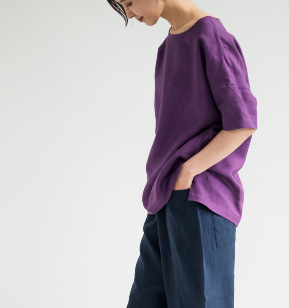 LOOSY:T2 リネン100%Tシャツ パープル 着用画像