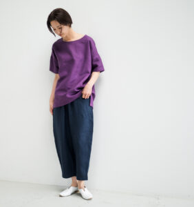LOOSY:T2 リネン100%Tシャツ パープル 着用画像