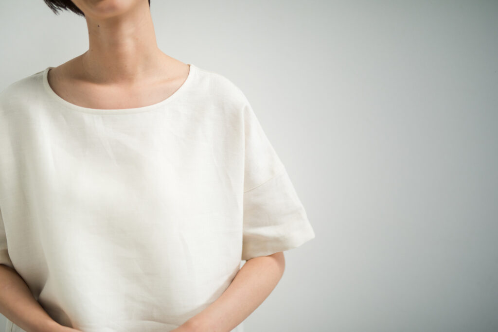 LOOSY:T2 リネン100%Tシャツ エクリュホワイト 着用画像