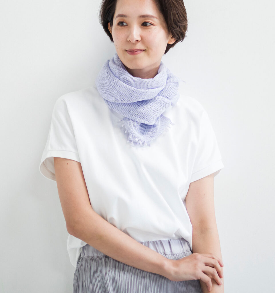 和紙&オーガニックコットンショートマフラー ラベンダーカラー 着用画像