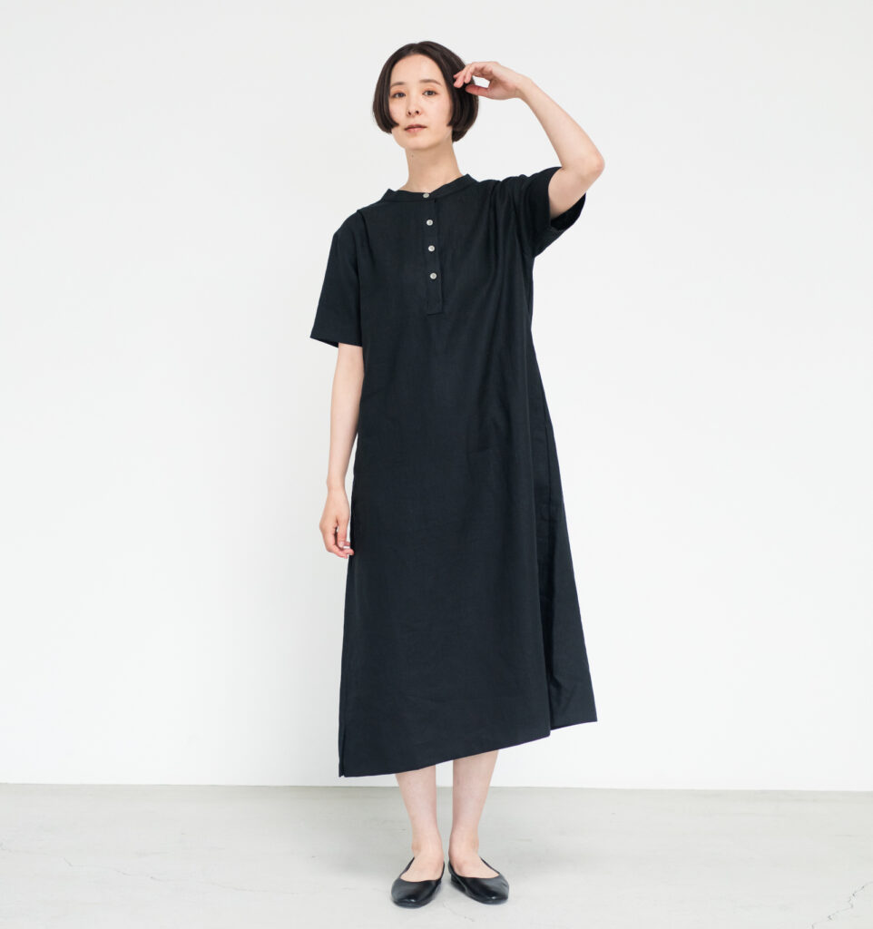 ワンピース LOOSY:ONE ブラック ポケットに手を入れた女性 着用画像 前面