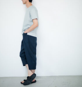 LOOSY:9 リネン100％パンツ着用画像　ネイビーカラー