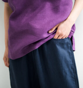 LOOSY:9 リネン100％パンツ着用画像　ネイビーカラー