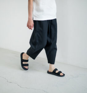 LOOSY:9 リネン100％パンツ着用画像　ブラックカラー
