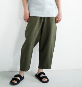 LOOSY:9 リネン100％パンツ着用画像　オリーブカラー