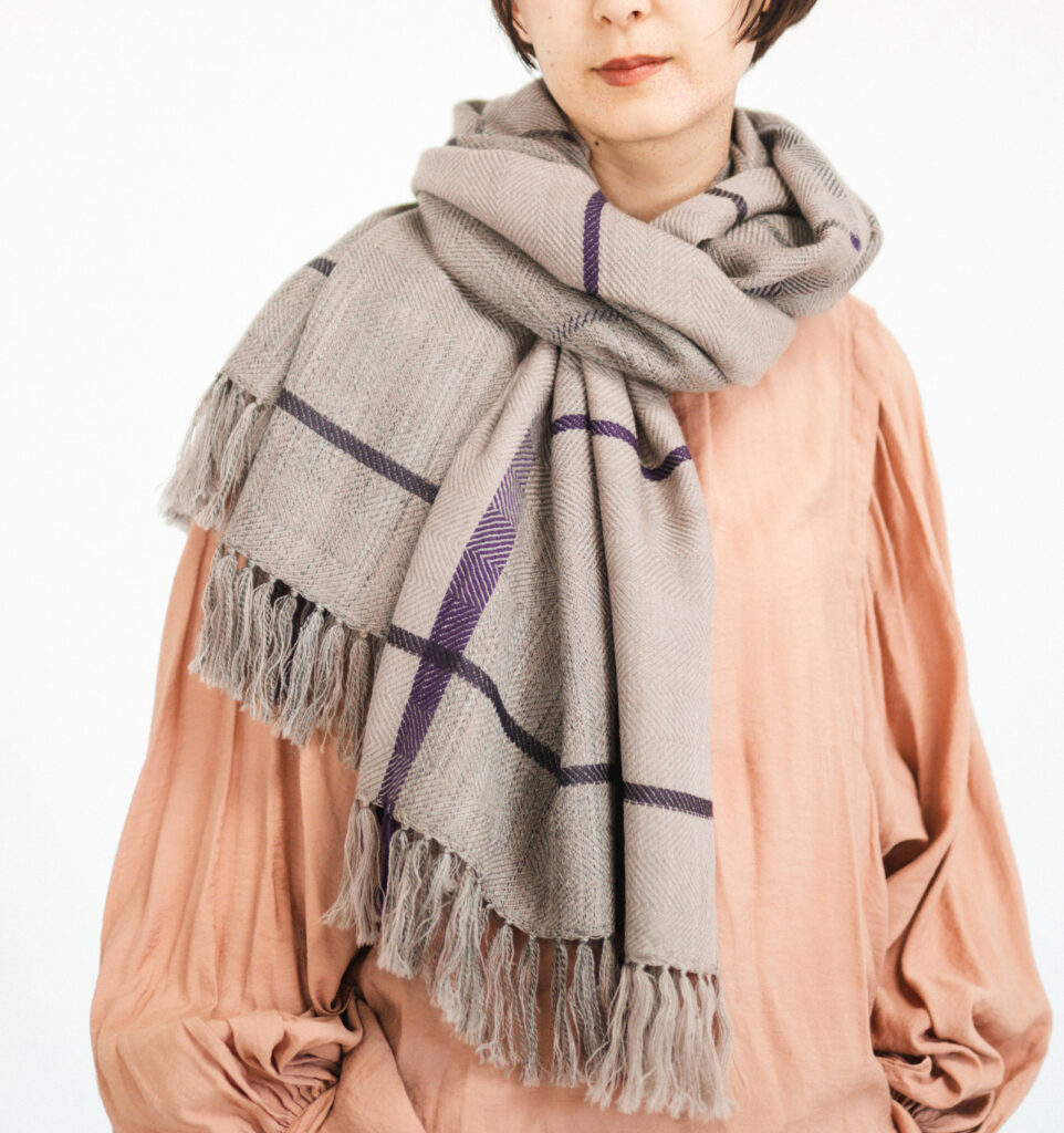 AYA ウールショール ウィンドウペーン　ベージュ着用画像