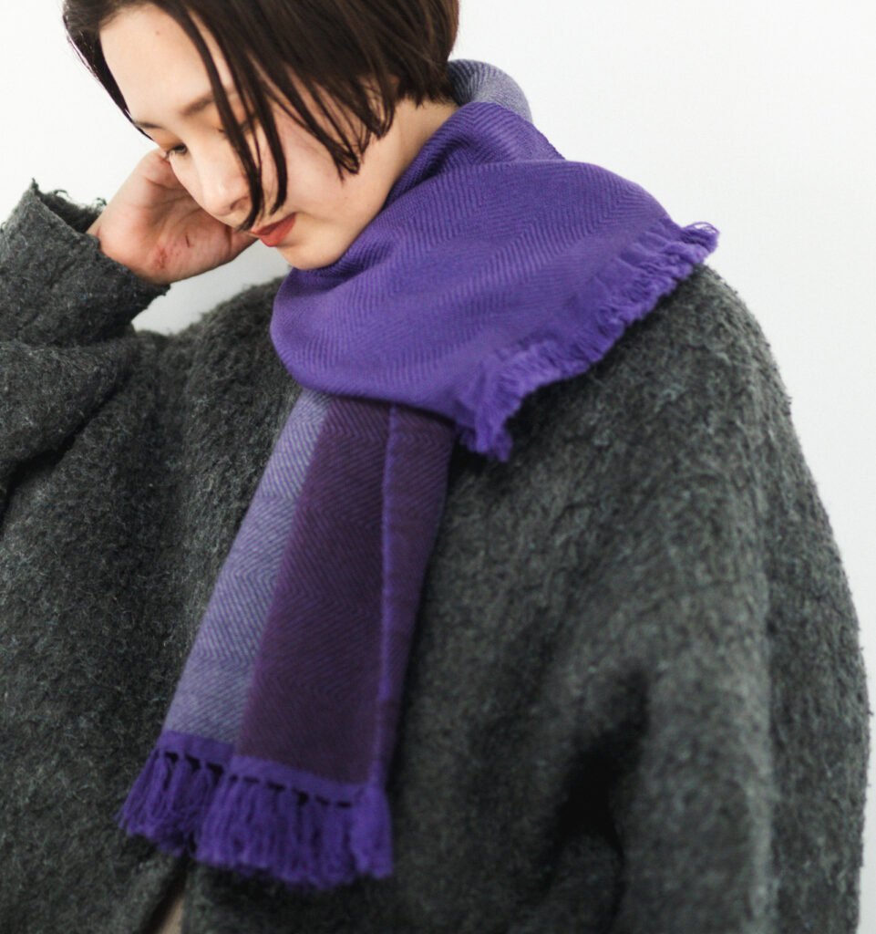 WAKKA ウールイージーマフラー バイオレットカラー 着用画像