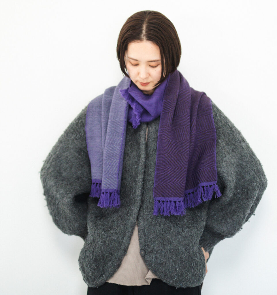 WAKKA ウールイージーマフラー バイオレットカラー 着用画像