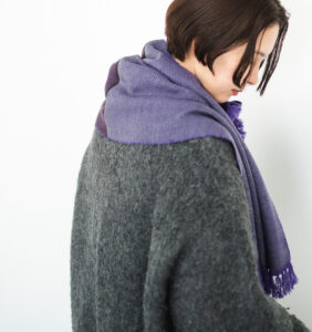 WAKKA ウールイージーマフラー バイオレットカラー 着用画像