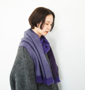 WAKKA ウールイージーマフラー バイオレットカラー 着用画像